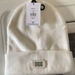 It’s cap l grey size os/tu it a UGG white brand new